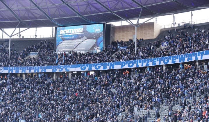 Plakat, Transparent der Herthafans: Hertha BSC gegen Polizeigewalt Fußball Fussball DFL 2. Bundesliga Herren 22. Spieltag Saison 2025 2026 14.02.2026 Hertha BSC Berlin vs. Hannover 96 DFL regulations prohibit any use of photographs as image sequences and or quasi-video *** Poster, banner of Hertha fans Hertha BSC against police violence Sport Football Soccer DFL 2 Bundesliga Men 22 Matchday Season 2025 2026 14 02 2026 Hertha BSC Berlin vs Hannover 96 DFL regulations prohibit any use of photographs as image sequences and or quasi video