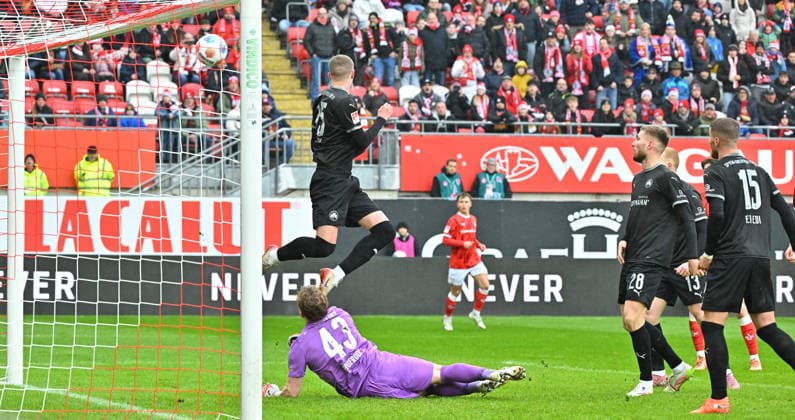 14 02 2026 Soccer Season 2025 2026 2 Soccer Bundesliga 22 Matchday 1 FC Kaiserslautern FCK Rote Teufel SpVgg Greuther Fürth SGF Kleeblatt Sportfoto Zink MeZi xmexzix DFL regulations prohibit any use of photographs as image sequences and or quasi video only for editorial use Silas Prüfrock 43, SpVgg Greuther Fürth Brynjar Ingi Bjarnason 25, SpVgg Greuther Fürth have to concede goal to 0 1