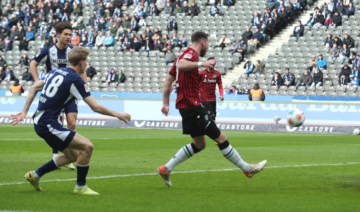 Boris Tomiak scores the goal for 0 1 duel Match scene Action Sport Football Soccer DFL 2 Bundesliga Men 22 Matchday Season 2025 2026 14 02 2026 Hertha BSC Berlin vs Hannover 96 DFL regulations prohibit any use of photographs as image sequences and or quasi video