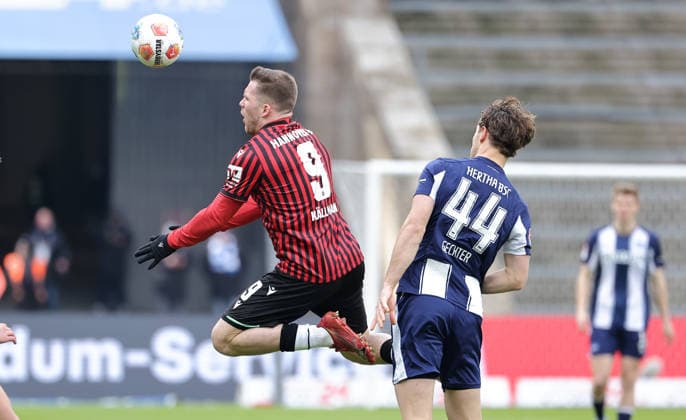 Benjamin Källman, Linus Gechter Zweikampf Spielzene Action Sport Fußball Fußball DFL 2 Bundesliga Herren 22 Spieltag Saison 2025 2026 14 02 2026 Hertha BSC Berlin vs Hannover 96 DFL regulations prohibit any use of photographs as image sequences and or quasi video