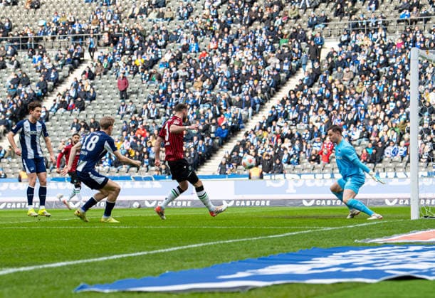 Soccer, Men, Season 2025 2026, 2 Bundesliga 22 Matchday , Hertha BSC Hannover 96, Boris Tomiak Hannover scores the goal to 0 1 against Luca Schuler Hertha BSC and goalkeeper Tjark Ernst Hertha BSC , 14 02 2026, Copyright: xSebastianxRäppold MatthiasxKochx