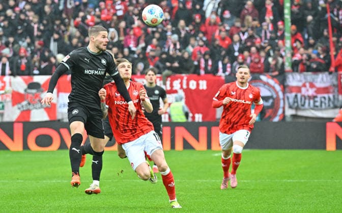14 02 2026 Soccer Season 2025 2026 2 Soccer Bundesliga 22 Matchday 1 FC Kaiserslautern FCK Rote Teufel SpVgg Greuther Fürth SGF Kleeblatt Sportfoto Zink MeZi xmexzix DFL regulations prohibit any use of photographs as image sequences and or quasi video only for editorial use Jan Elvedi 15, SpVgg Greuther Fürth Normn Bassette 17, 1 FC Kaiserslautern FCK, rechts
