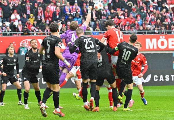 14 02 2026 Soccer Season 2025 2026 2 Soccer Bundesliga 22 Matchday 1 FC Kaiserslautern FCK Rote Teufel SpVgg Greuther Fürth SGF Kleeblatt Sportfoto Zink MeZi xmexzix DFL regulations prohibit any use of photographs as image sequences and or quasi video only for editorial use Silas Prüfrock 43, SpVgg Greuther Fürth with fist defense