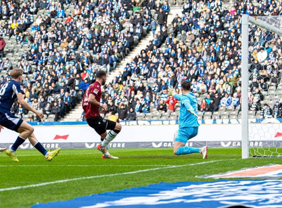 Soccer, Men, Season 2025 2026, 2 Bundesliga 22 Matchday , Hertha BSC Hannover 96, Boris Tomiak Hannover scores the goal to 0 1 against Luca Schuler Hertha BSC and goalkeeper Tjark Ernst Hertha BSC , 14 02 2026, Copyright: xSebastianxRäppold MatthiasxKochx
