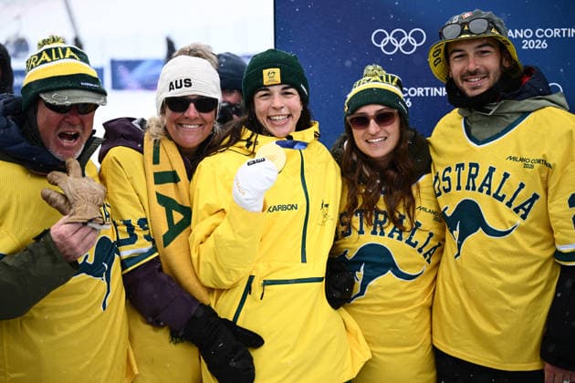 2026 WINTER Olympic Games, Olympische Spiele, Olympia, OS Jakara Anthony of Australia celebrates with her family after winning the Gold medal in the Women™s Dual Moguls Final at the Livigno Aerial and Moguls Park on day 8 of the 2026 Milano Cortina Winter Olympic Games in Livigno, Italy, Wednesday, February 11, 2026. ( NO ARCHIVING, EDITORIAL USE ONLY LIVIGNO SONDRIO ITALY  Copyright: xDANxHIMBRECHTSx 20260214152904782326