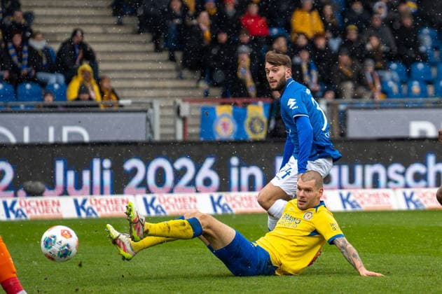 Germany, Soccer, 2 Bundesliga, Eintracht Braunschweig SV Darmstadt on 14 02 in Braunschweig Eintracht Stadion Chance Killian Corredor SV Darmstadt 98 34 Copyright: xSvenxHeidmannx