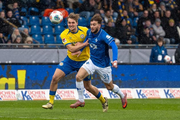 Germany, Soccer, 2 Bundesliga, Eintracht Braunschweig SV Darmstadt on 14 02 in Braunschweig Eintracht Stadion Killian Corredor SV Darmstadt 98 34 Lukas Frenkert Eintracht Braunschweig 29 Copyright: xSvenxHeidmannx