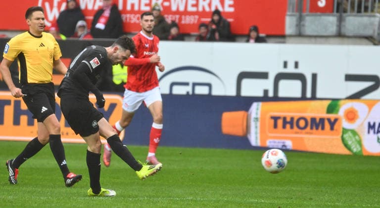 14 02 2026 Soccer Season 2025 2026 2 Soccer Bundesliga 22 Matchday 1 FC Kaiserslautern FCK Rote Teufel SpVgg Greuther Fürth SGF Kleeblatt Sportfoto Zink xwoxzix DFL regulations prohibit any use of photographs as image sequences and or quasi video only for editorial use Branimir Hrgota 10, SpVgg Greuther Fürth Chance Torchance
