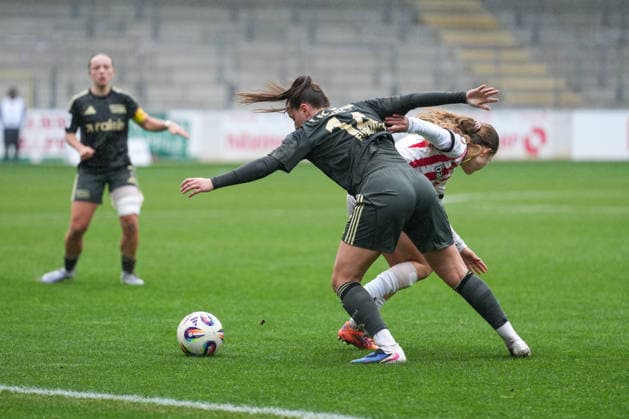 Google Pixel Womens Bundesliga SC Freiburg vs 1 FC Union Berlin, 14 02 2026 duel between Ni Szenk SC Freiburg, 19 and Hannah Eurlings 1 FC Union Berlin, 14 Google Pixel Womens Bundesliga SC Freiburg vs 1 FC Union Berlin, Dreisamstadion, 14 02 2026 DFB DFL REGULATIONS PROHIBIT ANY USE OF PHOTOGRAPHS AS IMAGE SEQUENCES AND OR QUASI VIDEO Copyright: xBEAUTIFULxSPORTS Boscox