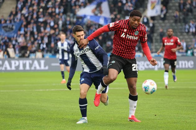 2 Soccer Bundesliga Hertha BSC Hannover 96 , 14 02 2026 Josip Brekalo Hertha, 7 in duel with Ime Okon Hannover, 20 , during the match in the 2 Soccer Bundesliga Hertha BSC Hannover 96 in Berlin, Olympiastadion, on 14 02 2026 DFB regulations prohibit any use of photographs as image sequences and or quasi video Copyright: xBEAUTIFULxSPORTS Frankex