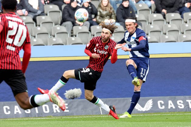 DEU, DFL, 2 FBL, Hertha BSC vs Hannover 96, 14 02 2026, Berliner Olympiastadion, Berlin, DEU, DFL, 2 FBL, Hertha BSC vs Hannover 96, pictured Fabian Reese Hertha BSC Berlin 11 , Kolja Oudenne Hannover 96 29 DFL regulations prohibit any use of Photographs as image sequences and or quasi video nordphotoxGmbHx xEngler nph00076