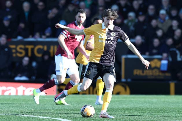 Burton Albion v West Ham United, FA Cup Burton Albion forward Jake Beesley (9) plays the ball upfield during the FA Cup match between Burton Albion and West Ham United at the Pirelli Stadium, Burton upon Trent, UK on 14 February 2026. Burton upon Trent Pirelli Stadium Staffordshire UK Editorial use only DataCo restrictions apply See www.football-dataco.com , Copyright: xJohnxMallettx PSI-23741-0040