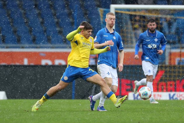 Braunschweig vs Darmstadt, 2 BL Braunschweig, 14 02 2026, Football, Men, 2 BL, Season 2025 2026, Eintracht Braunschweig vs SV Darmstadt 98 Jovan Mijatovic Eintracht Braunschweig , Kai Klefisch SV Darmstadt 98 DFL DFB REGULATIONS PROHIBIT ANY USE OF PHOTOGRAPHS as IMAGE SEQUENCES and or QUASI VIDEO Stadion an der Hamburger Straße Niedersachsen Germany