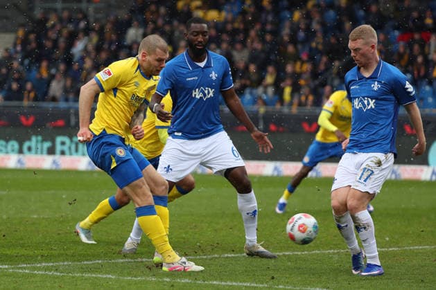 Braunschweig vs Darmstadt, 2 BL Braunschweig, 14 02 2026, Football, Men, 2 BL, Season 2025 2026, Eintracht Braunschweig vs SV Darmstadt 98 Kevin Ehlers Eintracht Braunschweig , Patric Pfeiffer SV Darmstadt 98 , Kai Klefisch SV Darmstadt 98 DFL DFB REGULATIONS PROHIBIT ANY USE OF PHOTOGRAPHS as IMAGE SEQUENCES and or QUASI VIDEO Stadion an der Hamburger Straße Niedersachsen Germany