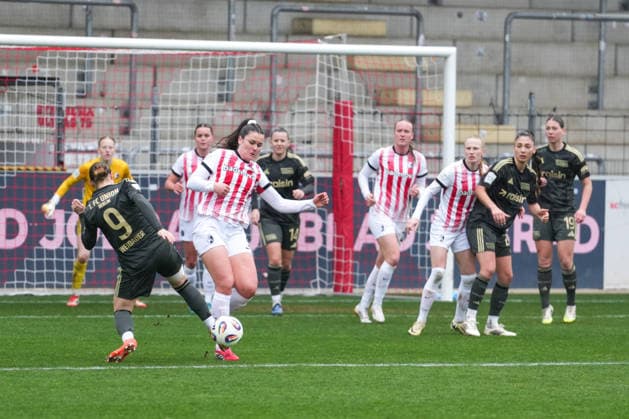 Google Pixel Womens Bundesliga SC Freiburg vs 1 FC Union Berlin, 14 02 2026 duel between Sophie Weidauer 1 FC Union Berlin, 9 and Svenja Fölmli SC Freiburg, 9 Google Pixel Womens Bundesliga SC Freiburg vs 1 FC Union Berlin, Dreisamstadion, 14 02 2026 DFB DFL REGULATIONS PROHIBIT ANY USE OF PHOTOGRAPHS AS IMAGE SEQUENCES AND OR QUASI VIDEO Copyright: xBEAUTIFULxSPORTS Boscox