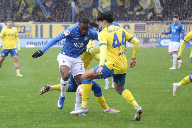 14 02 2026, xgox, Football 2 Bundesliga, Eintracht Braunschweig SV Darmstadt 98 emspor, v l Merveille Papela Darmstadt, 21 , Johan Gomez Braunschweig, 44 duel, duel, fight, tackle DFL DFB REGULATIONS PROHIBIT ANY USE OF PHOTOGRAPHS as IMAGE SEQUENCES and or QUASI VIDEO Braunschweig