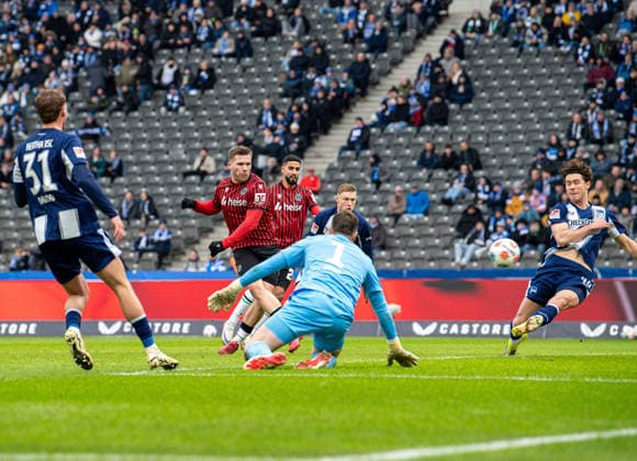 Soccer, Men, Season 2025 2026, 2 Bundesliga 22 Matchday , Hertha BSC Hannover 96, Benjamin Källman Hannover scores the goal to 0 2 against goalkeeper Tjark Ernst Hertha BSC , Julian Eitschberger Hertha BSC and Linus Gechter Hertha BSC , 14 02 2026, Copyright: xSebastianxRäppold MatthiasxKochx