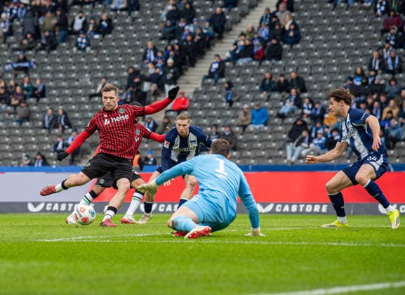Soccer, Men, Season 2025 2026, 2 Bundesliga 22 Matchday , Hertha BSC Hannover 96, Benjamin Källman Hannover scores the goal to 0 2 against goalkeeper Tjark Ernst Hertha BSC , Julian Eitschberger Hertha BSC and Linus Gechter Hertha BSC , 14 02 2026, Copyright: xSebastianxRäppold MatthiasxKochx