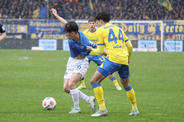 14 02 2026, xgox, Soccer 2 Bundesliga, Eintracht Braunschweig SV Darmstadt 98 emspor, v l Hiroki Akiyama Darmstadt, 16 , Johan Gomez Braunschweig, 44 duel, duel, fight, tackle DFL DFB REGULATIONS PROHIBIT ANY USE OF PHOTOGRAPHS as IMAGE SEQUENCES and or QUASI VIDEO Braunschweig