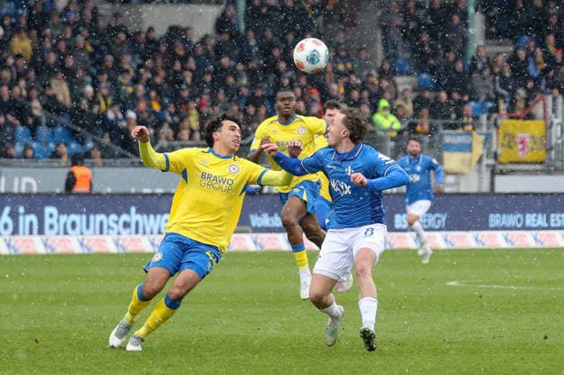 14 02 2026, xgox, Soccer 2 Bundesliga, Eintracht Braunschweig SV Darmstadt 98 emspor, v l Johan Gomez Braunschweig, 44 , Luca Marseiler Darmstadt, 8 duel, duel, fight, tackle DFL DFB REGULATIONS PROHIBIT ANY USE OF PHOTOGRAPHS as IMAGE SEQUENCES and or QUASI VIDEO Braunschweig