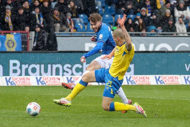 14 02 2026, xgox, Soccer 2 Bundesliga, Eintracht Braunschweig SV Darmstadt 98 emspor, v l Kilian Corredor Darmstadt, 34 , Kevin Ehlers Braunschweig, 21 duel, duel, fight, tackle DFL DFB REGULATIONS PROHIBIT ANY USE OF PHOTOGRAPHS as IMAGE SEQUENCES and or QUASI VIDEO Braunschweig
