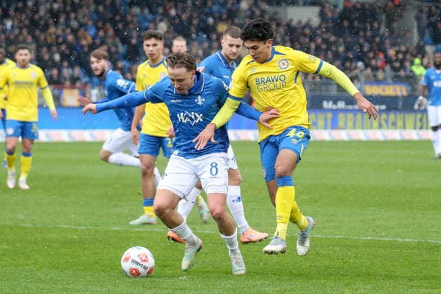 14 02 2026, xgox, Football 2 Bundesliga, Eintracht Braunschweig SV Darmstadt 98 emspor, v l Luca Marseiler Darmstadt, 8 , Johan Gomez Braunschweig, 44 duel, duel, fight, tackle DFL DFB REGULATIONS PROHIBIT ANY USE OF PHOTOGRAPHS as IMAGE SEQUENCES and or QUASI VIDEO Braunschweig