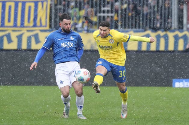 14 02 2026, xgox, Soccer 2 Bundesliga, Eintracht Braunschweig SV Darmstadt 98 emspor, v l Marco Richter Darmstadt, 23 , Robin Heusser Heußer, Braunschweig, 30 duel, duel, fight, tackle DFL DFB REGULATIONS PROHIBIT ANY USE OF PHOTOGRAPHS as IMAGE SEQUENCES and or QUASI VIDEO Braunschweig