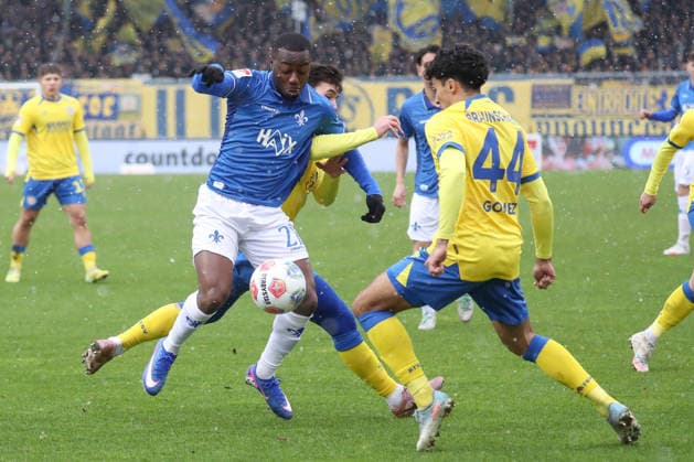 14 02 2026, xgox, Football 2 Bundesliga, Eintracht Braunschweig SV Darmstadt 98 emspor, v l Merveille Papela Darmstadt, 21 , Johan Gomez Braunschweig, 44 duel, duel, fight, tackle DFL DFB REGULATIONS PROHIBIT ANY USE OF PHOTOGRAPHS as IMAGE SEQUENCES and or QUASI VIDEO Braunschweig