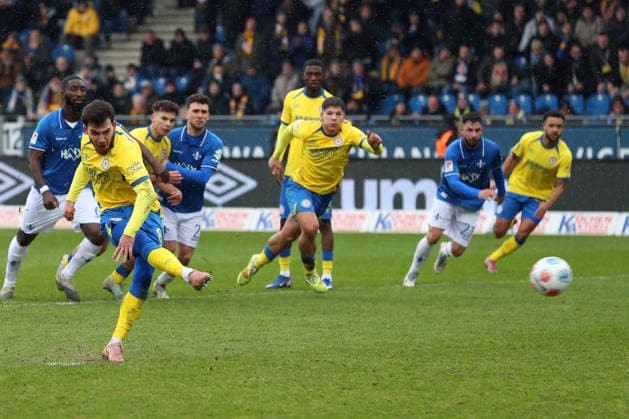 Braunschweig vs Darmstadt, 2 BL Braunschweig, 14 02 2026, Football, Men, 2 BL, Season 2025 2026, Eintracht Braunschweig vs SV Darmstadt 98 Mehmet Can Aydin Eintracht Braunschweig scores from penalty to 1 0 DFL DFB REGULATIONS PROHIBIT ANY USE OF PHOTOGRAPHS as IMAGE SEQUENCES and or QUASI VIDEO Stadion an der Hamburger Straße Niedersachsen Germany