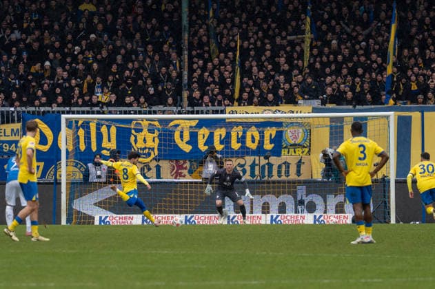 Germany, Soccer, 2 Bundesliga, Eintracht Braunschweig SV Darmstadt on 14 02 in Braunschweig Eintracht Stadion Penalty Goal Goal celebration 1 0 Mehmet Aydin Eintracht Braunschweig 8 Copyright: xSvenxHeidmannx