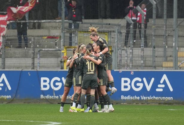 Germany, Freiburg im Breisgau, Google Pixel Womens Bundesliga 2025 26 SC Freiburg vs 1 FC Union Berlin, Eileen Campbell 1 FC Union Berlin , Judith Steinert 1 FC Union Berlin , Dina Orschmann 1 FC Union Berlin , Amber Tysiak 1 FC Union Berlin celebrating a goal Copyright: xMirjamxGeigerx