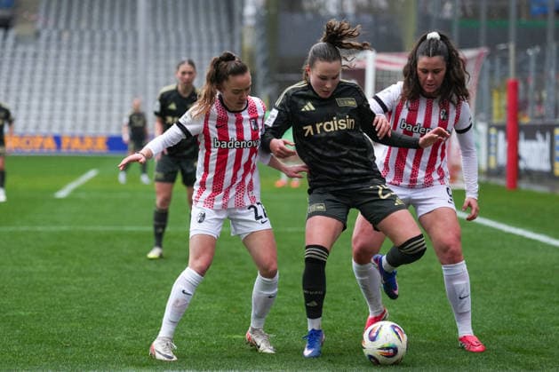 Google Pixel Womens Bundesliga SC Freiburg vs 1 FC Union Berlin, 14 02 2026 duel between Lisa Kolb SC Freiburg, 22 and Ida Heikkinen 1 FC Union Berlin, 25 and Svenja Fölmli SC Freiburg, 9 Google Pixel Womens Bundesliga SC Freiburg vs 1 FC Union Berlin, Dreisamstadion, 14 02 2026 DFB DFL REGULATIONS PROHIBIT ANY USE OF PHOTOGRAPHS AS IMAGE SEQUENCES AND OR QUASI VIDEO Copyright: xBEAUTIFULxSPORTS Boscox