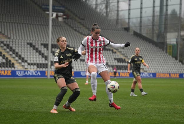 Germany, Freiburg im Breisgau, Google Pixel Womens Bundesliga 2025 26 SC Freiburg vs 1 FC Union Berlin, Selina Vobian SC Freiburg, 10 in duel with Lia Kamber 1 FC Union Berlin Copyright: xMirjamxGeigerx