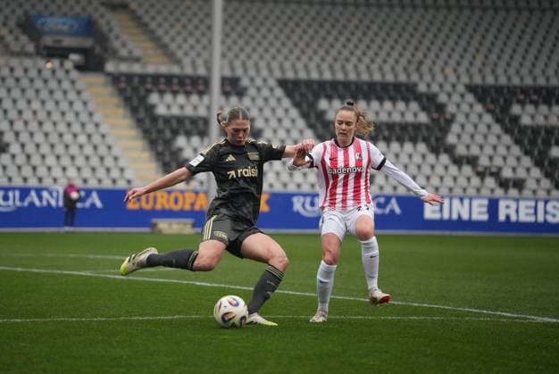 Germany, Freiburg im Breisgau, Google Pixel Womens Bundesliga 2025 26 SC Freiburg vs 1 FC Union Berlin, Samantha Steuerwald 1 FC Union Berlin in duel with Lisa Kolb SC Freiburg, 22 Copyright: xMirjamxGeigerx