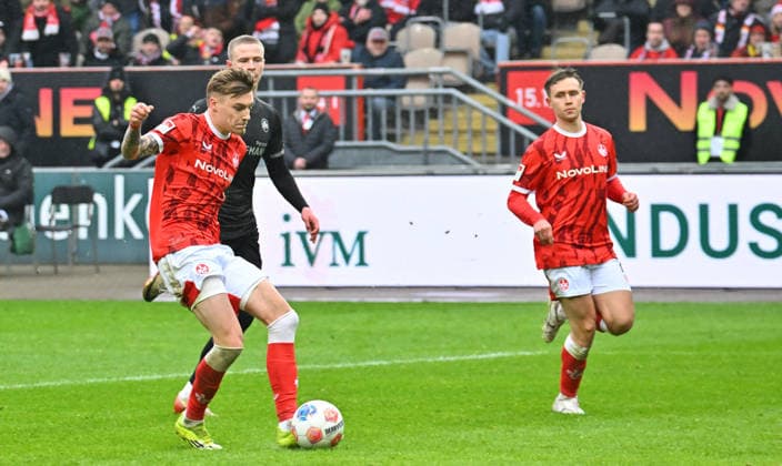 14 02 2026 Soccer Season 2025 2026 2 Soccer Bundesliga 22 Matchday 1 FC Kaiserslautern FCK Rote Teufel SpVgg Greuther Fürth SGF Kleeblatt Sportfoto Zink MeZi xmexzix DFL regulations prohibit any use of photographs as image sequences and or quasi video only for editorial use Normn Bassette 17, 1 FC Kaiserslautern FCK misses goal chance