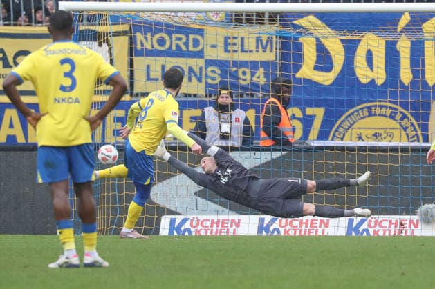 14 02 2026, xgox, Soccer 2 Bundesliga, Eintracht Braunschweig SV Darmstadt 98 emspor, v l Goal to 1 0 by Mehmet Aydin Braunschweig, 8 DFL DFB REGULATIONS PROHIBIT ANY USE OF PHOTOGRAPHS as IMAGE SEQUENCES and or QUASI VIDEO Braunschweig