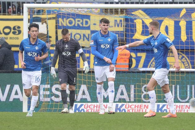 14 02 2026, xgox, Fußball 2 Bundesliga, Eintracht Braunschweig SV Darmstadt 98 emspor, v l Hiroki Akiyama Darmstadt, 16 , Marcel Schuhen Darmstadt, 1 , Matej Maglica Darmstadt, 5 enttaeuscht, schaut enttaeuscht, niedergeschlagen, disappointed DFL DFB REGULATIONS PROHIBIT ANY USE OF PHOTOGRAPHS as IMAGE SEQUENCES and or QUASI VIDEO Braunschweig