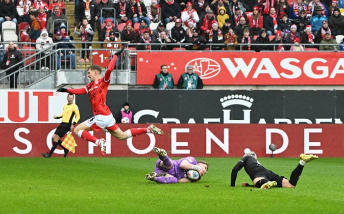 Soccer 2 Bundesliga Season 2025 26 1 FC Kaiserslautern 14 02 2026 Fritz Walter Stadion 1 FC Kaiserslautern fck SpVgg Greuther Fürth fue Atanas CHERNEV 1 FC Kaiserslautern , l, Goalkeeper Silas PRUEFROCK SpVgg Fürth , mi, Ingi Brynjar BJARNASON SpVgg Fürth 1 FC Kaiserslautern