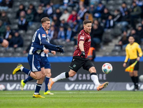 Soccer, Men, Season 2025 2026, 2 Bundesliga 22 Matchday , Hertha BSC Hannover 96, v l Michael Cuisance Hertha BSC , Enzo Leopold Hannover , 14 02 2026, Copyright: xSebastianxRäppold MatthiasxKochx