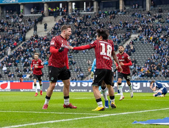 Soccer, Men, Season 2025 2026, 2 Bundesliga 22 Matchday , Hertha BSC Hannover 96, f l Benjamin Källman Hannover , Daisuke Yokota Hannover , Cheering after goal to 0 2, 14 02 2026, Copyright: xSebastianxRäppold MatthiasxKochx