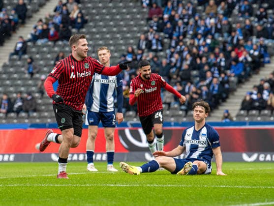 Soccer, Men, Season 2025 2026, 2 Bundesliga 22 Matchday , Hertha BSC Hannover 96, f l Benjamin Källman Hannover , cheering after scoring 0 2, right Linus Gechter Hertha BSC on the ground, 14 02 2026, Copyright: xSebastianxRäppold MatthiasxKochx