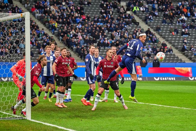 Corner Hertha BSC, in front of goal, Fabian Reese Hertha BSC, 11 , misses header, GER, Hertha BSC vs ,Hannover 96, 2 Bundesliga, Saison 2025 2026, 22 Spieltag, 14 02 2026 DFL REGULATIONS PROHIBIT ANY USE OF PHOTOGRAPHS AS IMAGE SEQUENCES AND OR QUASI VIDEO GER, Hertha BSC vs ,Hannover 96, 2 Bundesliga, Saison 2025 2026, 22 Spieltag, 14 02 2026 Berlin Copyright: xClaudiusxRauch,xEibner-Pressefotox xClaudiusxRauchx EP_CRH