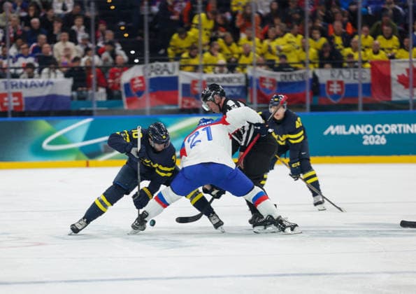 Winter Olympics - Men s Ice hockey, Eishockey - Sweden v Slovakia Alexander Wennberg (10) of Sweden, Adam Ruzicka (21) of Slovakia during the men s ice hockey game between Sweden and Slovakia during the 2026 Winter Olympics on February 14, 2026 in Milan, Italy. Photo by Alexis Jumeau ABACAPRESS.COM Milan Italy  Copyright: xJumeauxAlexis ABACAx
