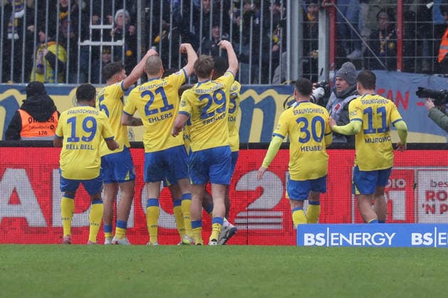 14 02 2026, xgox, Fußball 2 Bundesliga, Eintracht Braunschweig SV Darmstadt 98 emspor, v l Braunschweig Jubel, Torjubel, jubelt ueber das Tor, celebrate the goal, celebration nach dem 2 0 DFL DFB REGULATIONS PROHIBIT ANY USE OF PHOTOGRAPHS as IMAGE SEQUENCES and or QUASI VIDEO Braunschweig