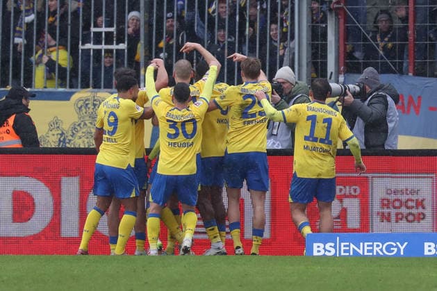14 02 2026, xgox, Fußball 2 Bundesliga, Eintracht Braunschweig SV Darmstadt 98 emspor, v l Braunschweig Jubel, Torjubel, jubelt ueber das Tor, celebrate the goal, celebration nach dem 2 0 DFL DFB REGULATIONS PROHIBIT ANY USE OF PHOTOGRAPHS as IMAGE SEQUENCES and or QUASI VIDEO Braunschweig