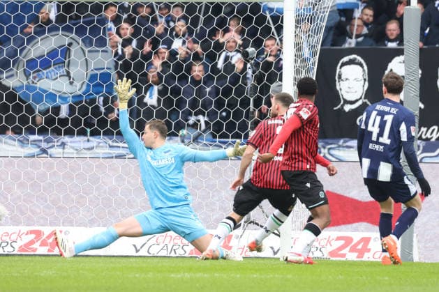 DEU, DFL, 2 FBL, Hertha BSC vs Hannover 96, 14 02 2026, Berliner Olympiastadion, Berlin, DEU, DFL, 2 FBL, Hertha BSC vs Hannover 96, im Bild nach 0 1 durch BORIS TOMIAK Hannover 96 3 , Tjark Ernst Hertha BSC Berlin 1 DFL regulations prohibit any use of Photographs as image sequences and or quasi video nordphotoxGmbHx xEngler nph00076