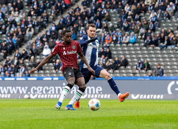 Soccer, Men, Season 2025 2026, 2 Bundesliga 22 Matchday , Hertha BSC Hannover 96, v l Noel Aseko Hannover , Pascal Klemens Hertha BSC , 14 02 2026, Copyright: xSebastianxRäppold MatthiasxKochx