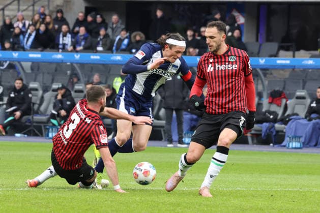 DEU, DFL, 2 FBL, Hertha BSC vs Hannover 96, 14 02 2026, Berliner Olympiastadion, Berlin, DEU, DFL, 2 FBL, Hertha BSC vs Hannover 96, pictured Fabian Reese Hertha BSC Berlin 11 , BORIS TOMIAK Hannover 96 3 , VIRGIL GHITA Hannover 96 5 DFL regulations prohibit any use of Photographs as image sequences and or quasi video nordphotoxGmbHx xEngler nph00076