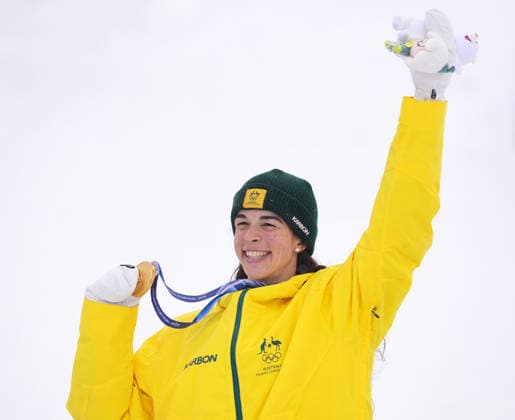 (260214) -- LIVIGNO, Feb. 14, 2026 -- Gold medalist Jakara Anthony of Australia poses for photos with the medal during the awarding ceremony for the freestyle skiing women s dual moguls at the Milan-Cortina 2026 Olympic Winter games, Winterspiele,Spiele, Summer games in Livigno, Italy, Feb. 14, 2026. ) (MICO2026)ITALY-LIVIGNO-OLYMPIC WINTER GAMES-FREESTYLE SKIING-WOMEN S DUAL MOGULS-FINALS HuxChao 