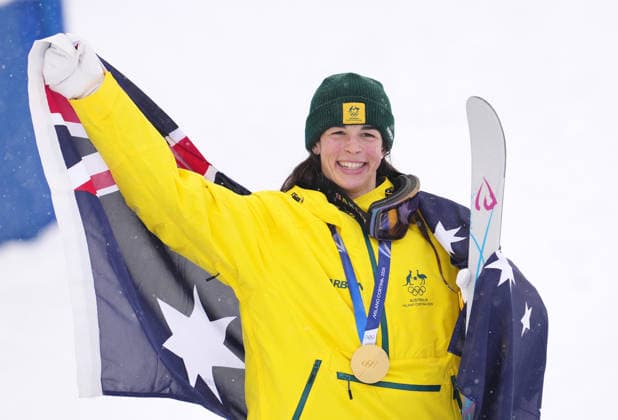 (260214) -- LIVIGNO, Feb. 14, 2026 -- Gold medalist Jakara Anthony of Australia poses for photos during the awarding ceremony for the freestyle skiing women s dual moguls at the Milan-Cortina 2026 Olympic Winter games, Winterspiele,Spiele, Summer games in Livigno, Italy, Feb. 14, 2026. ) (MICO2026)ITALY-LIVIGNO-OLYMPIC WINTER GAMES-FREESTYLE SKIING-WOMEN S DUAL MOGULS-FINALS HuxChao 